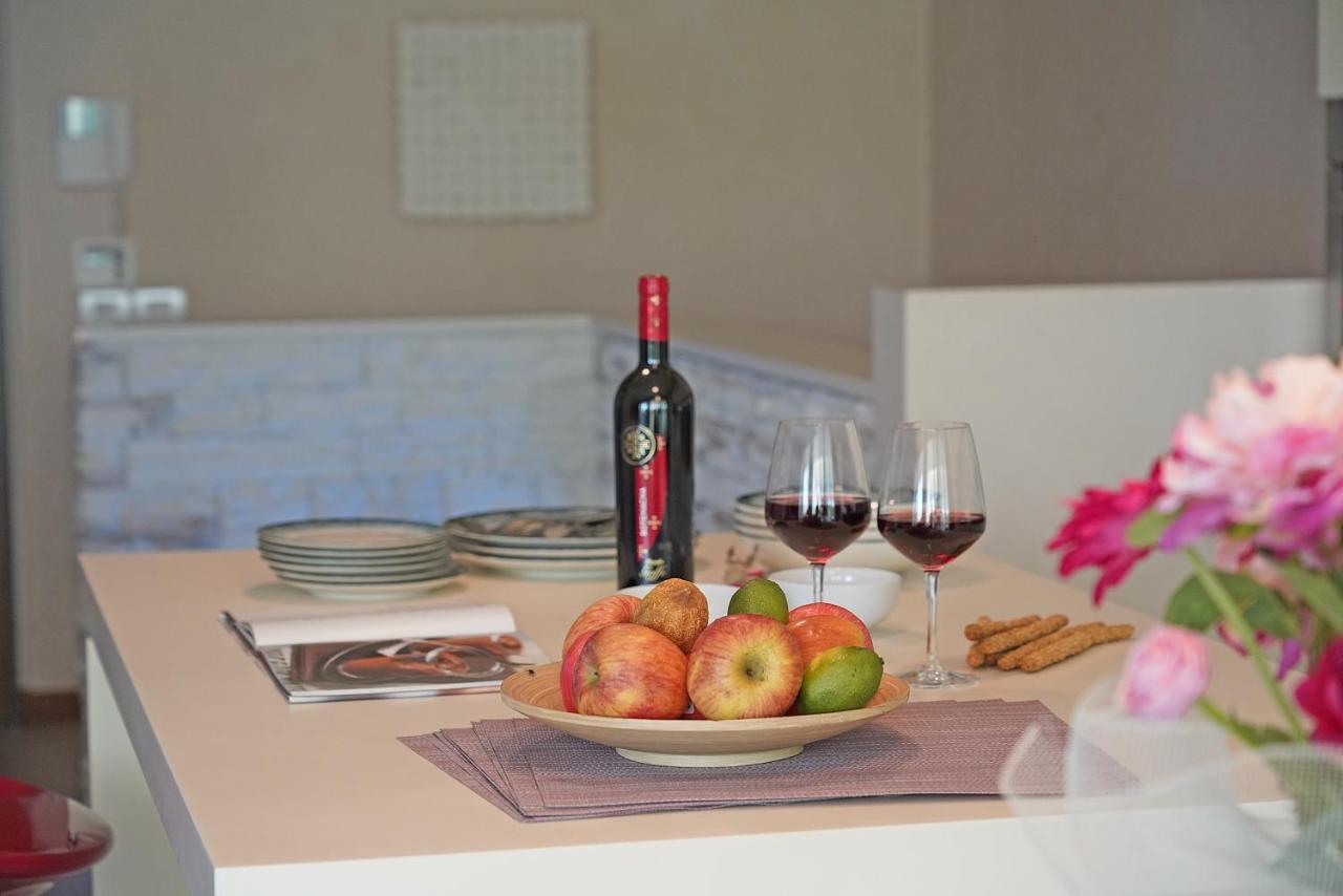 Giulia Luxury Apartment Сирмионе Екстериор снимка